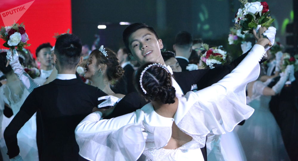 首届中俄国际舞会在北京举行