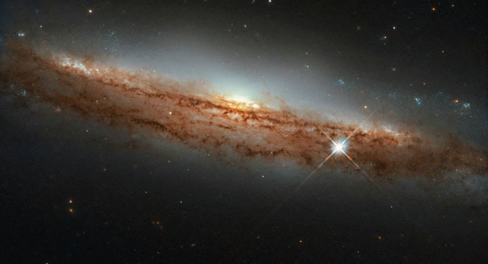 勃望远镜拍摄到飞碟状螺旋星系