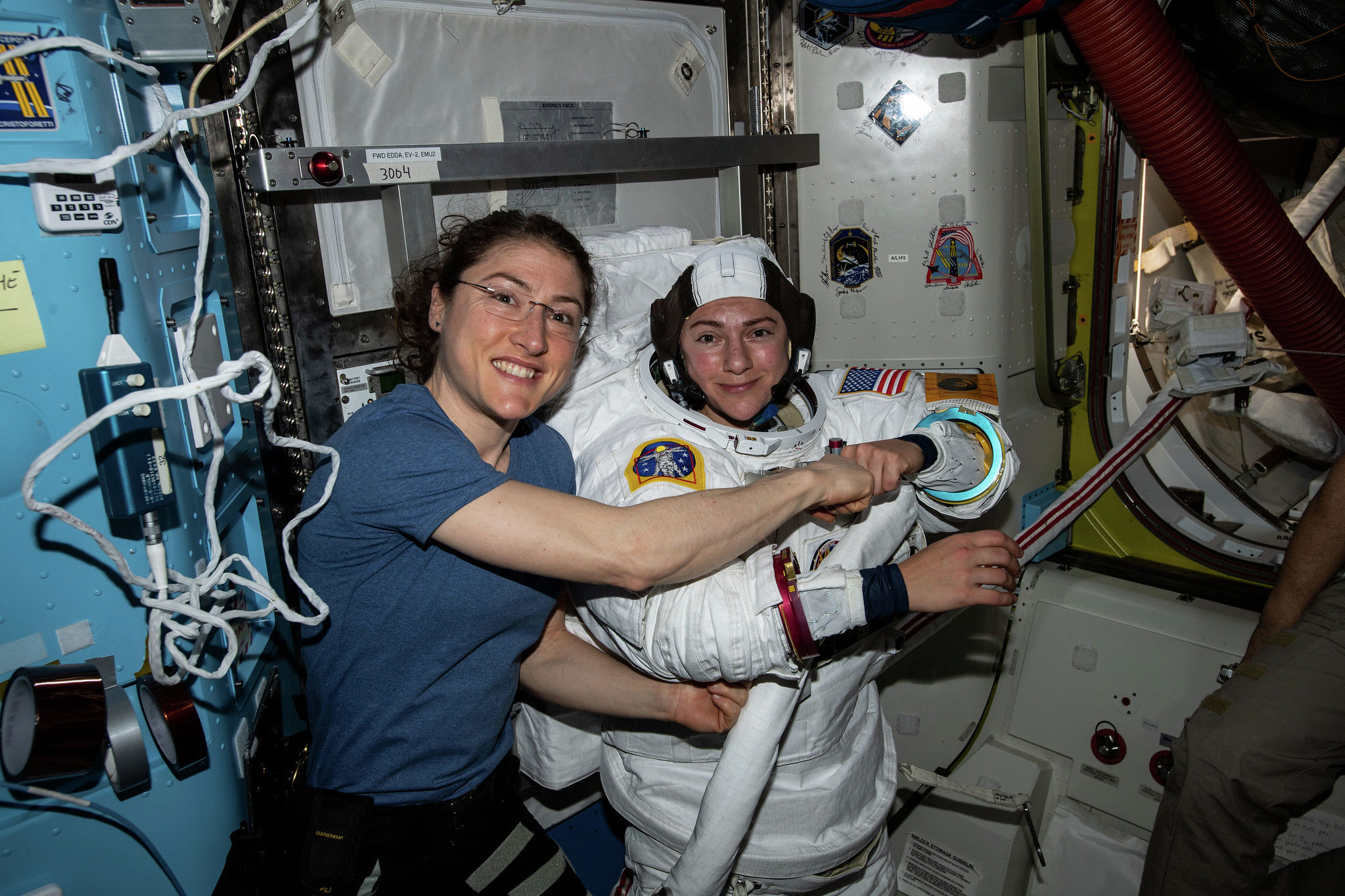 两名女性宇航员首次同时进行太空行走