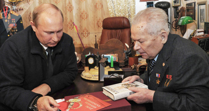 普京總統和卡拉什尼科夫在伊熱夫斯克市見面