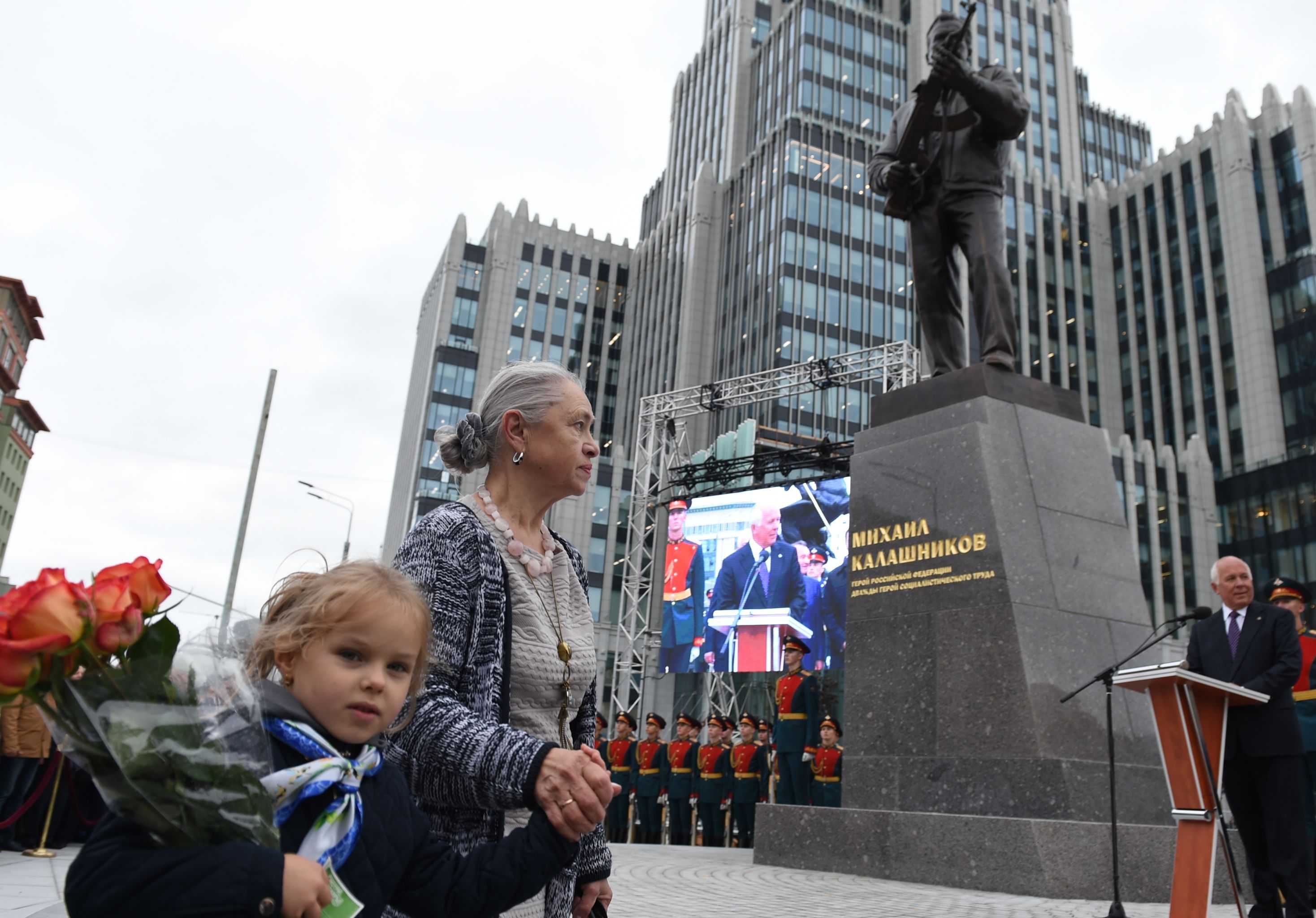 涅麗·卡拉什尼科娃和孫女在莫斯科市參加父親雕像開幕式