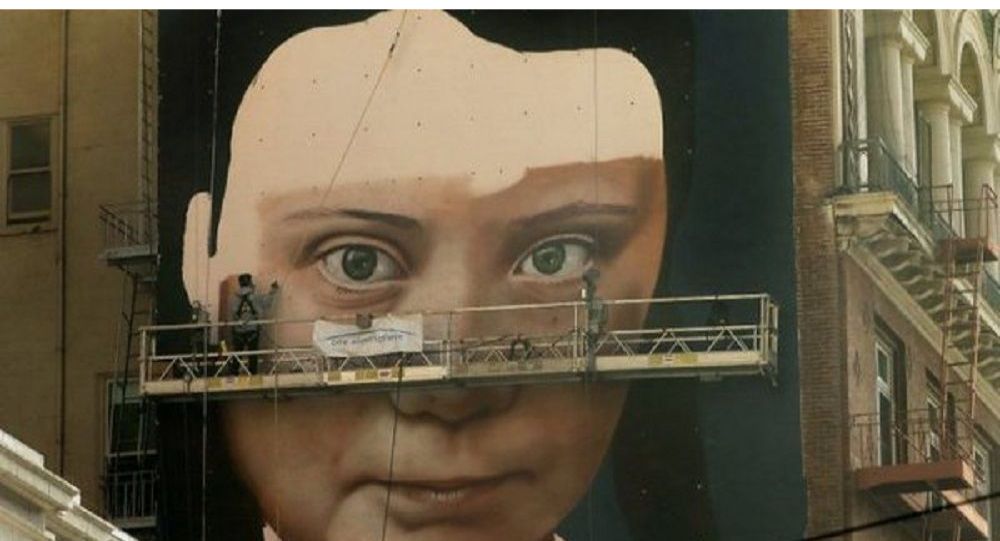 格雷塔•通贝里的巨幅画像将“紧盯”旧金山市民的一举一动