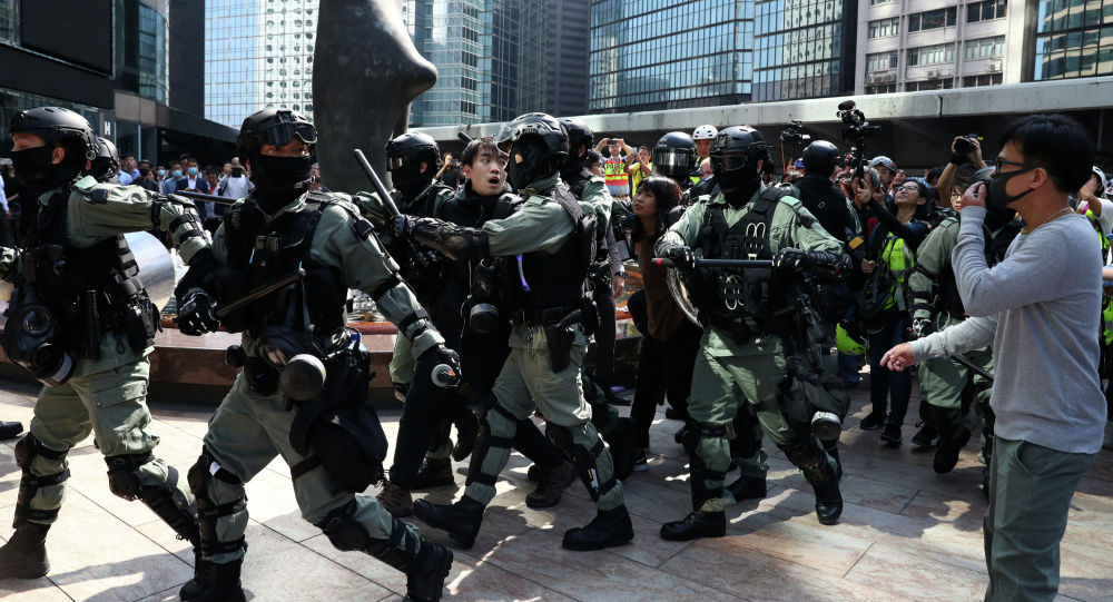 香港警方呼吁香港理工大学校园内所有人和平有序离开校园
