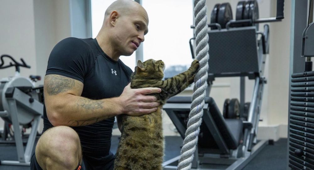 俄冰球俱乐部为肥猫量身定制瘦身课程