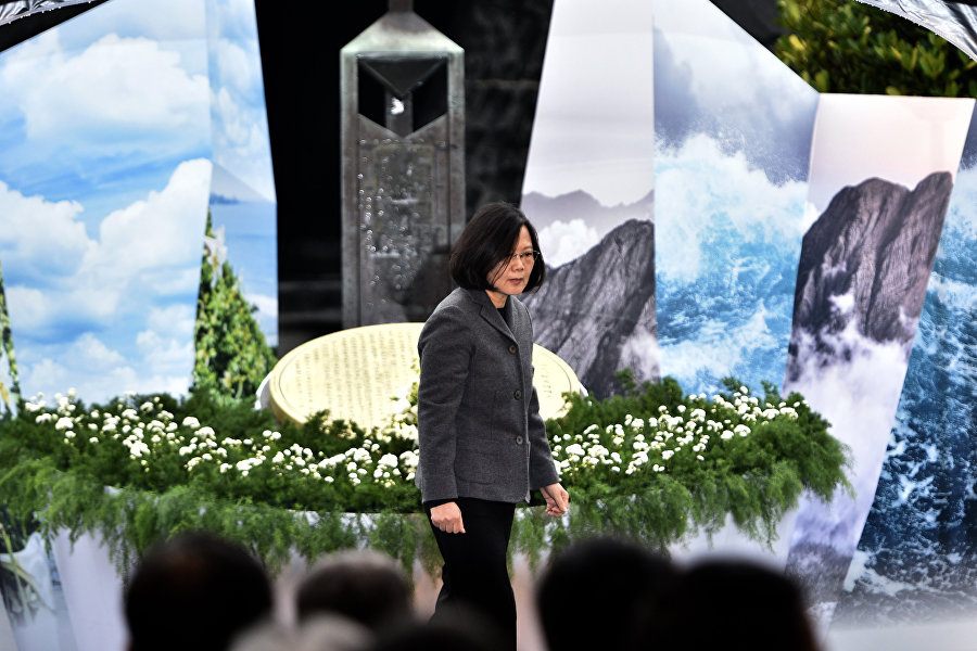 从今年以来,特朗普就任总统以后,在台湾问题上做出过会坚持两岸同属一个中国的原则,这是他此前于习近平主席通电话时明确表示过的。后来也有海湖庄园会谈,包括美国国务卿蒂勒森访华期间与中方也谈到了台湾问题。 从今年以来,特朗普就任总统以后,在台湾问题上做出过会坚持两岸同属一个中国的原则,这是他此前于习近平主席通电话时明确表示过的。后来也有海湖庄园会谈,包括美国国务卿蒂勒森访华期间与中方也谈到了台湾问题。