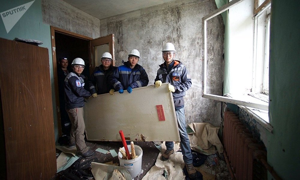 “戈格兰岛”探险队队员开始打扫索莫斯岛 “戈格兰岛”探险队队员开始打扫索莫斯岛