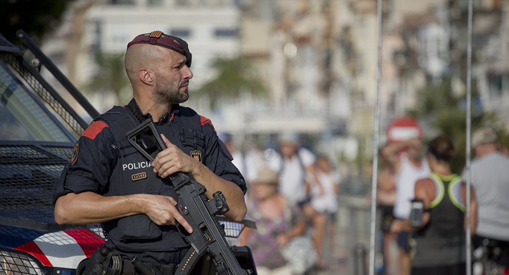 巴塞罗那警方因发现疑似爆炸装置疏散并封锁海滩