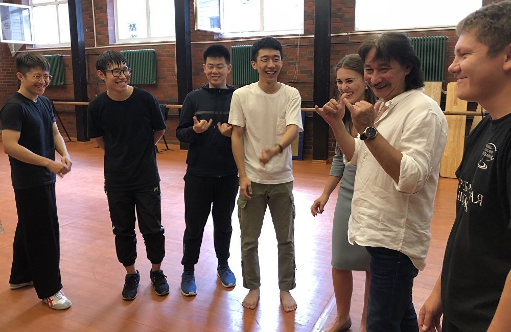 俄罗斯老师和学生们展示中国数字6的手势,称赞学生。666的手势含义是很厉害,很棒的意思 俄罗斯老师和学生们展示中国数字6的手势,称赞学生。666的手势含义是很厉害,很棒的意思