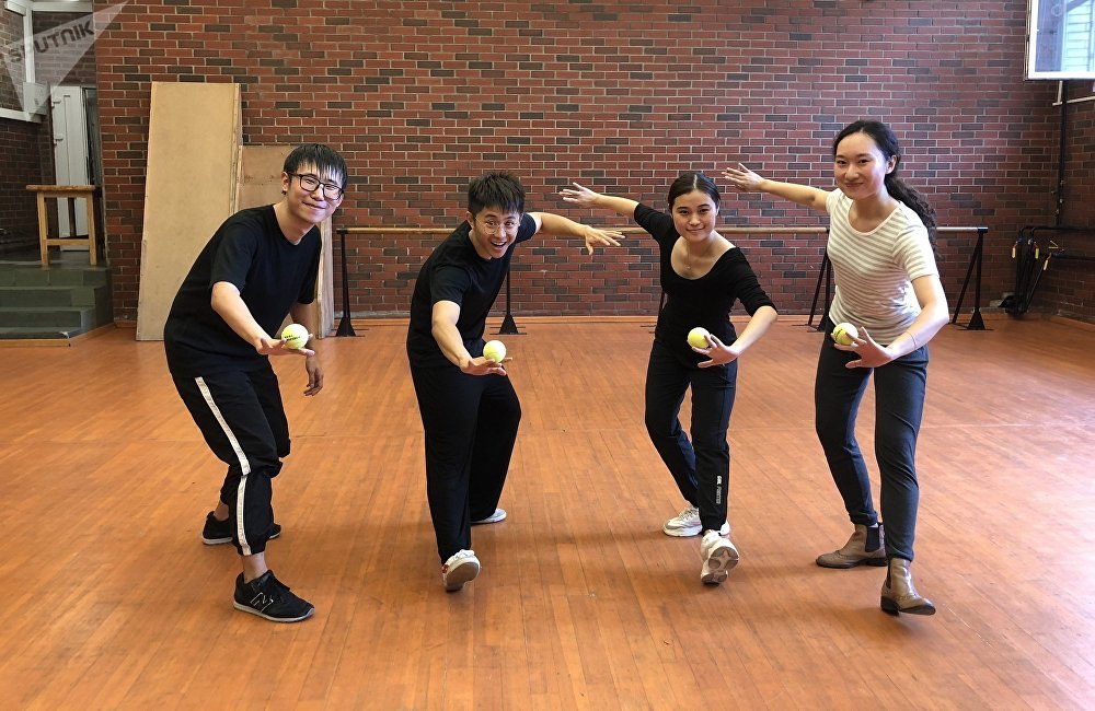 上戏学生展示肢体动作小课上的内容 上戏学生展示肢体动作小课上的内容