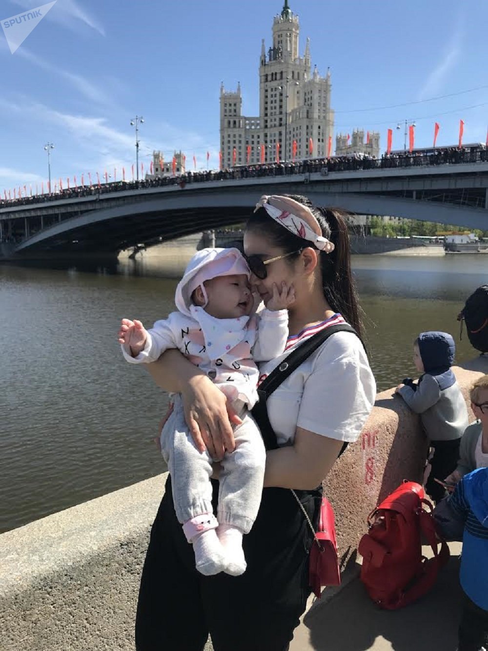 薛女士和女儿在莫斯科河河畔 薛女士和女儿在莫斯科河河畔
