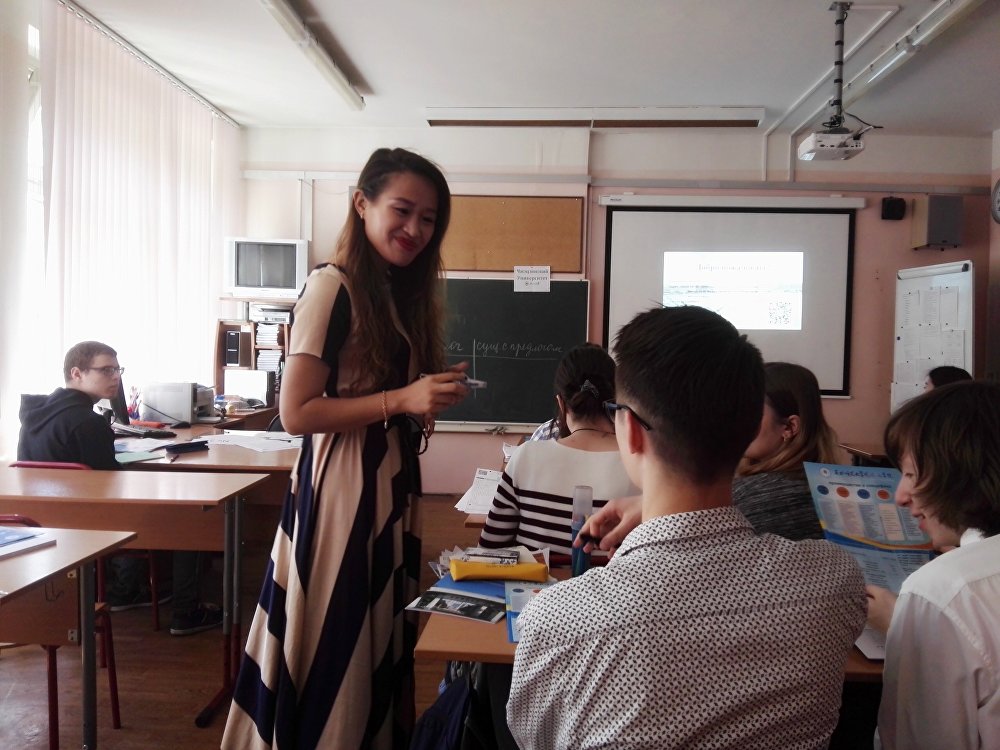 王月晗在课堂上教学生们汉语 王月晗在课堂上教学生们汉语
