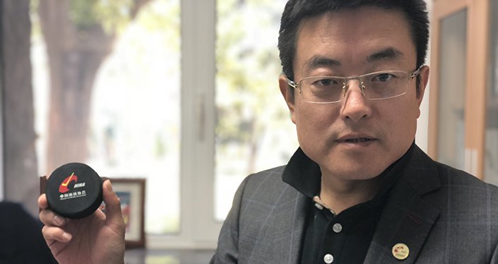 中国冰球协会常务副秘书长徐成响拿着习近平和普京打过的冰球 中国冰球协会常务副秘书长徐成响拿着习近平和普京打过的冰球