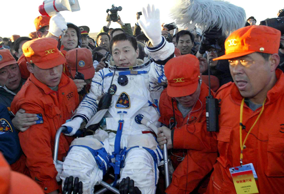 : 2003年10月15日,中国成为第三个独立载人航天国家,38岁的杨利伟上校成为中国首位进入太空的宇航员。他用了21小时23分钟成功绕飞地球14圈,而世界首位航天员尤里·加加林绕飞地球耗时108分钟。 : 2003年10月15日,中国成为第三个独立载人航天国家,38岁的杨利伟上校成为中国首位进入太空的宇航员。他用了21小时23分钟成功绕飞地球14圈,而世界首位航天员尤里·加加林绕飞地球耗时108分钟。