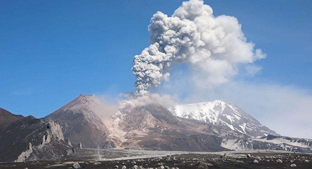 俄勘察加半岛希韦卢奇火山喷发灰柱高达9公里