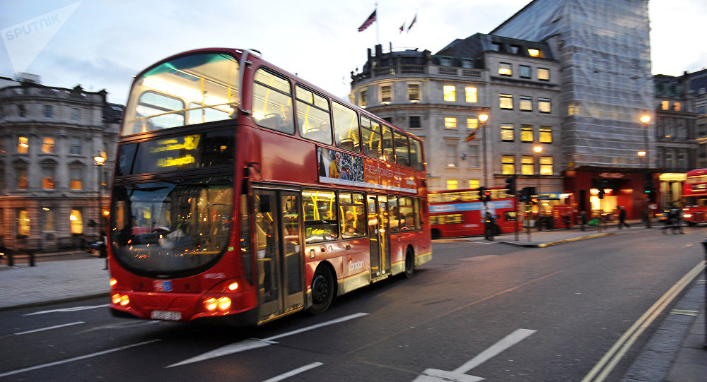 英国游客可以生活在60年代的双层巴士里 （图片）