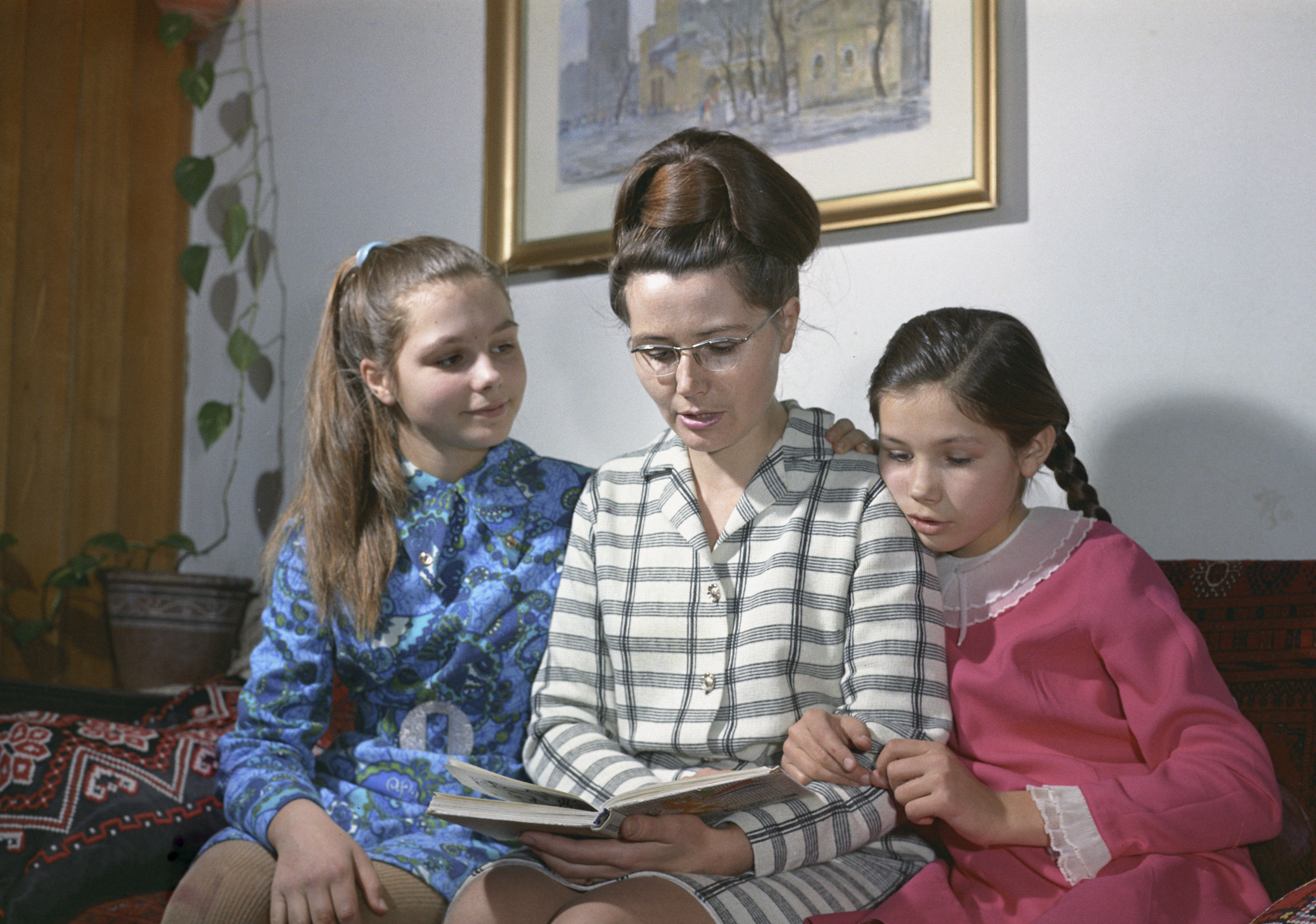 1971年,瓦莲金娜·加加林娜和女儿们 1971年,瓦莲金娜·加加林娜和女儿们