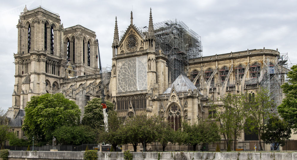 巴黎圣母院发生毁灭性火灾后恢复夜间照明