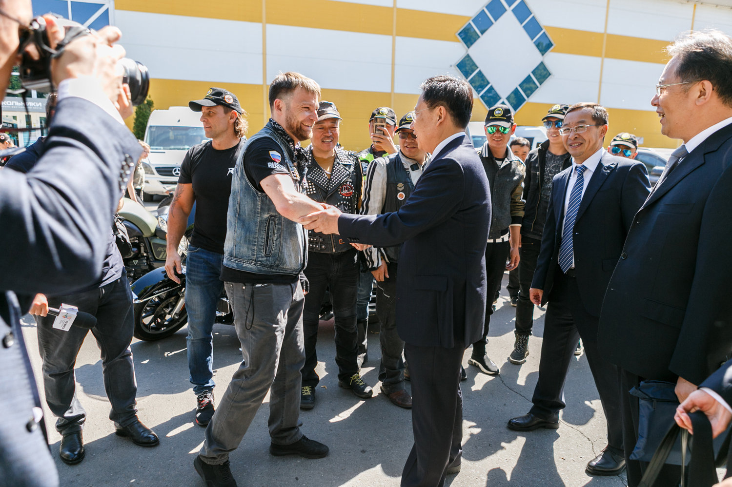 “友谊之路”摩托车越障赛参赛者在莫斯科索科尔尼基公园受到中国驻莫斯科大使馆代表和俄罗斯驻华大使安德烈·杰尼索夫的隆重迎接。 “友谊之路”摩托车越障赛参赛者在莫斯科索科尔尼基公园受到中国驻莫斯科大使馆代表和俄罗斯驻华大使安德烈·杰尼索夫的隆重迎接。