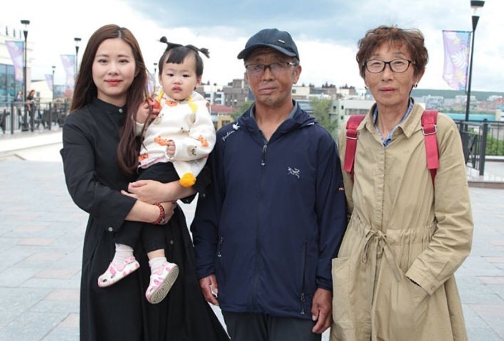 孟宪国和妻子、女儿、孙女在布拉戈维申斯克第一天。(作者阿尔焦姆·基巴耶夫) 孟宪国和妻子、女儿、孙女在布拉戈维申斯克第一天。(作者阿尔焦姆·基巴耶夫)