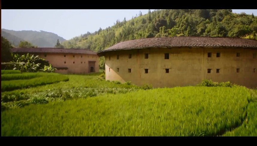 本该来自中国北方的花木兰一家人竟然住在福建东南沿海的土楼里。 本该来自中国北方的花木兰一家人竟然住在福建东南沿海的土楼里。