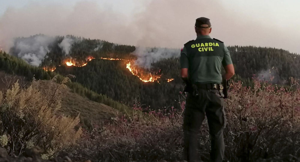 西班牙大加那利岛发生火灾超过4000人被紧急疏散