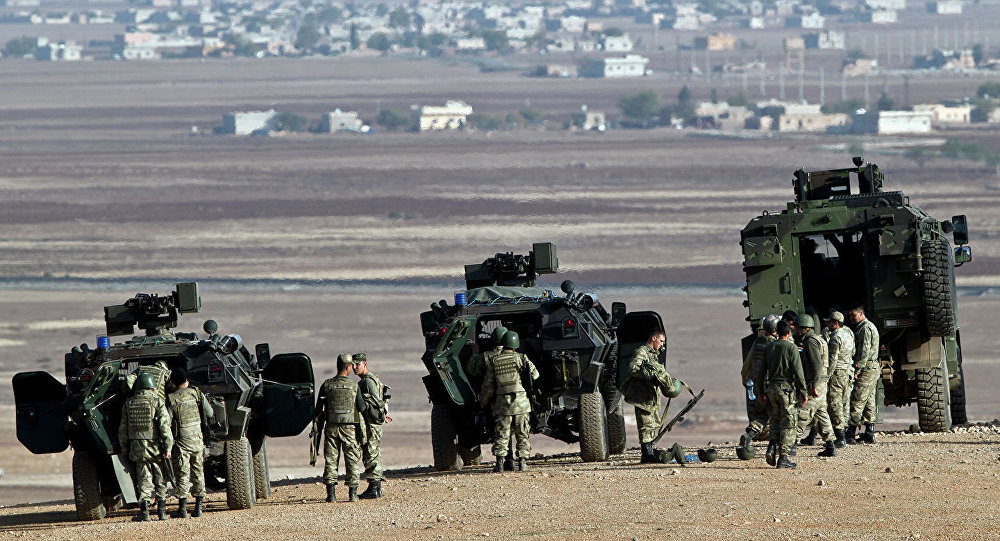 土耳其向与叙利亚接壤的边境移动装甲设备