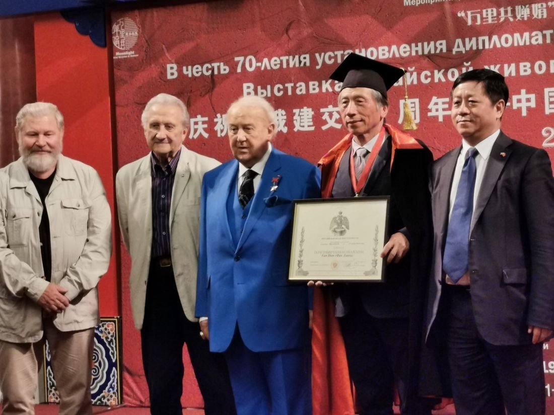 中國寫意油畫學派俄羅斯寫生交流展在莫斯科文化中心開幕式上宣佈授予中國美術家協會主席,中央美術學院院長範迪安俄羅斯美術學院榮譽院士的稱號,此外還授予他俄羅斯藝術家聯盟的金牌 中國寫意油畫學派俄羅斯寫生交流展在莫斯科文化中心開幕式上宣佈授予中國美術家協會主席,中央美術學院院長範迪安俄羅斯美術學院榮譽院士的稱號,此外還授予他俄羅斯藝術家聯盟的金牌