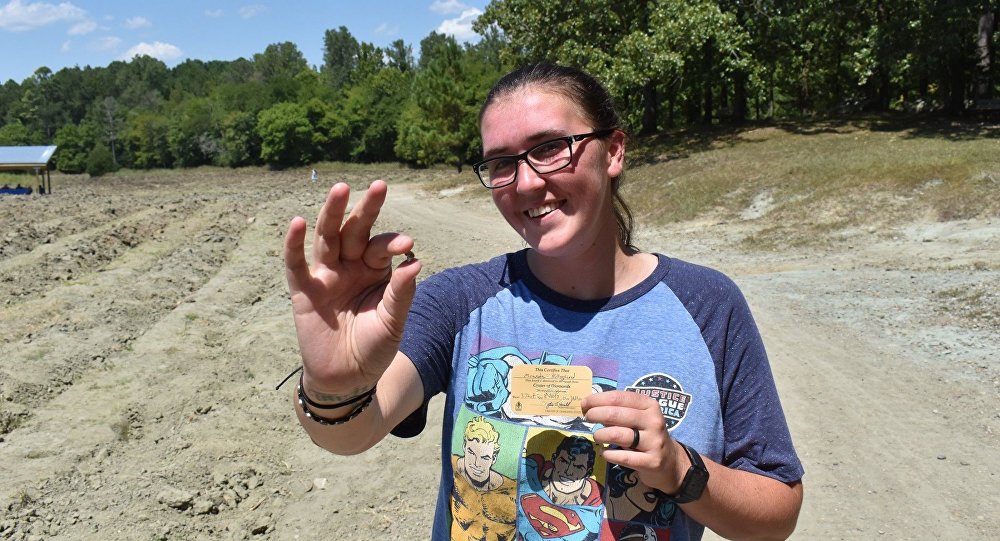 ç¾å½ä¸å¥³å­è§çå¯»å®æå­¦è§é¢ååç°ä¸é¢é»ç³