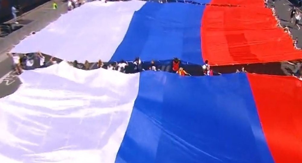 庆祝俄罗斯国旗日的快闪族被记入俄罗斯纪录大全（视频）