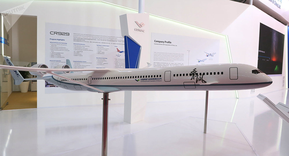 俄土总统在莫斯科航展参观俄中宽体客机机舱模型