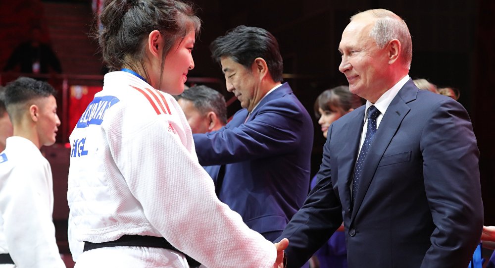 俄印日蒙四国领导人出席柔道比赛