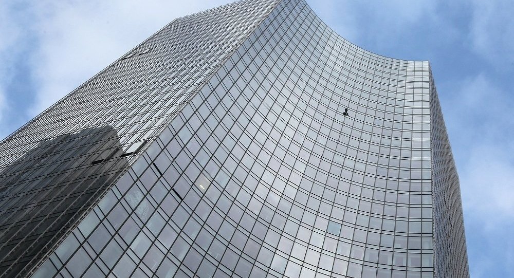 媒体：法国“蜘蛛人”攀登法兰克福史盖普大楼后被警察拘留