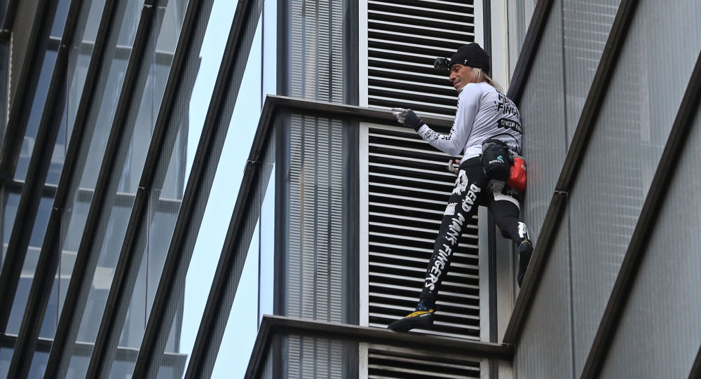 法国“蜘蛛侠”爬上了巴黎郊外的一栋152米摩天大楼