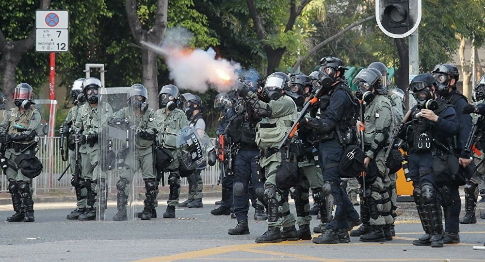 香港警方对示威者使用催泪瓦斯和胡椒喷雾