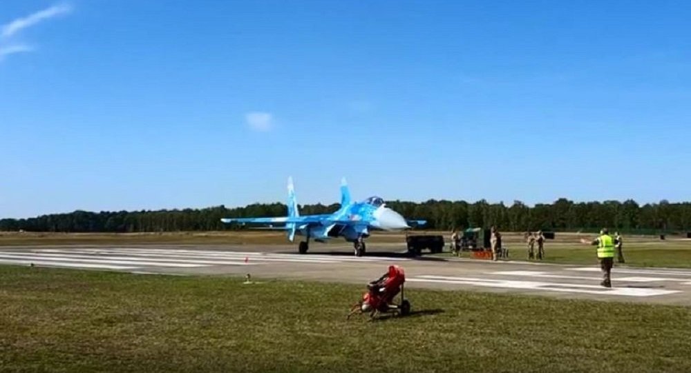 网络爆出乌克兰苏-27战斗机吹跑人的视频