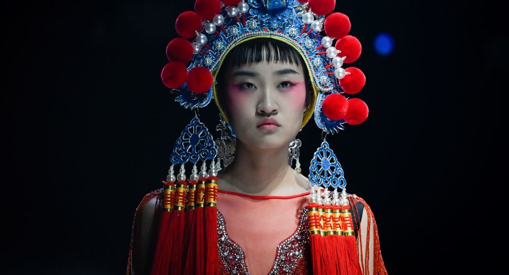 妩媚夺魂色彩斑斓的中国国际时装周图片