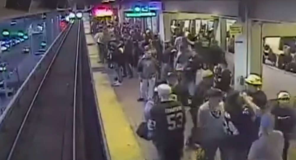 乘客在被地铁列车撞到的前一秒获救