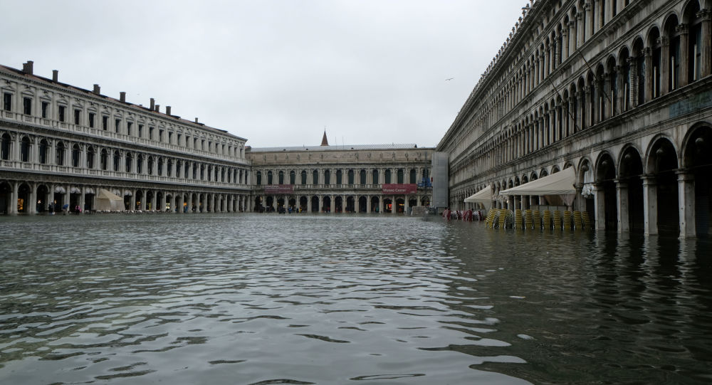 威尼斯游客为躲避洪水纷纷逃到宾馆高层