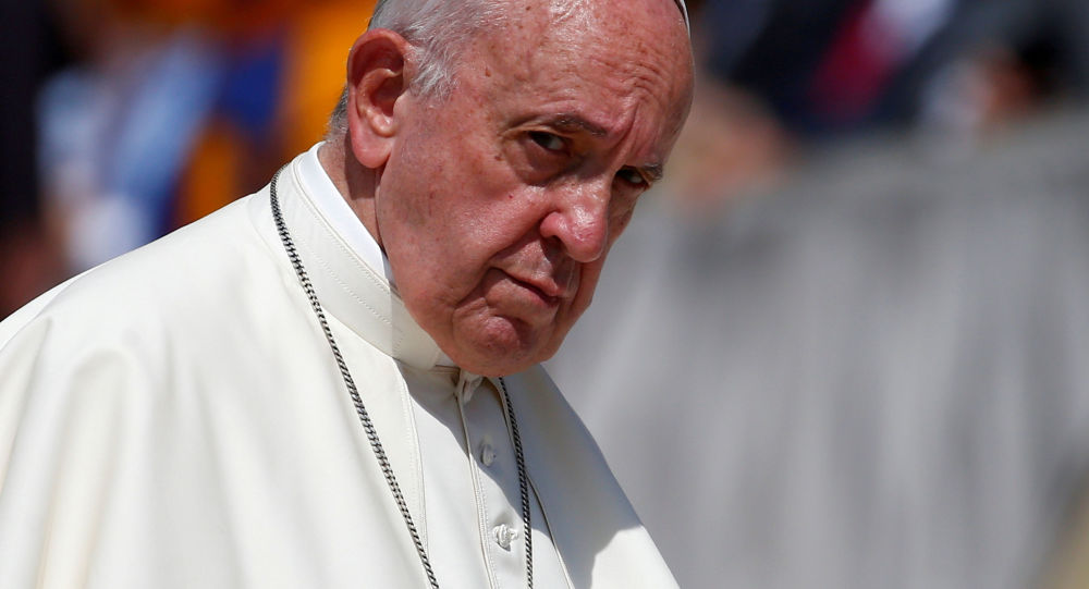 罗马教皇为甩开拖拽自己的女子道歉