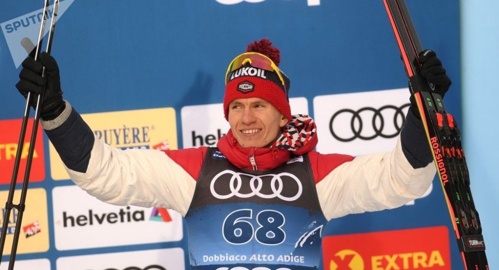 俄滑雪运动员波尔舒诺夫在滑雪大奖赛追逐赛中获胜