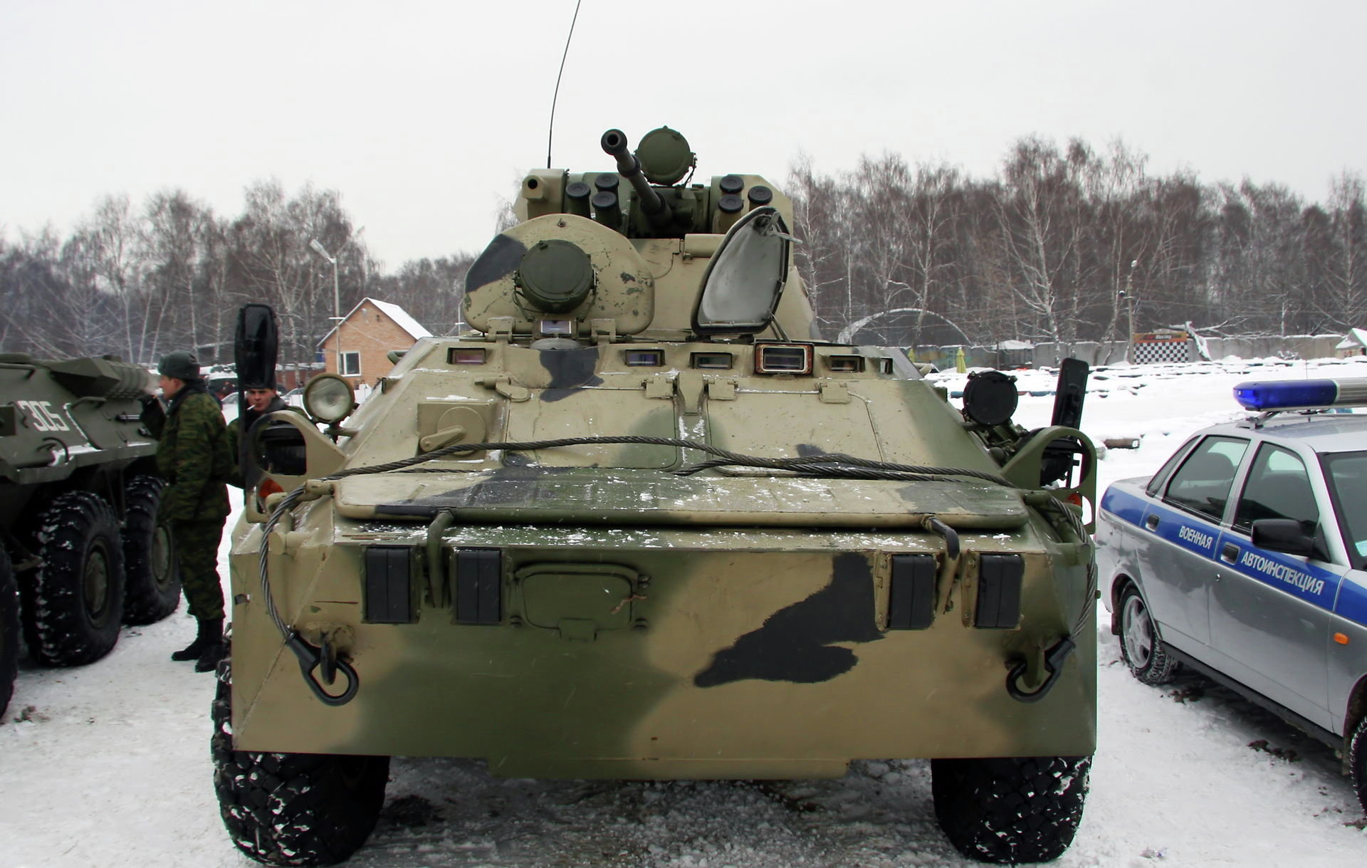 btr-80a 装甲车