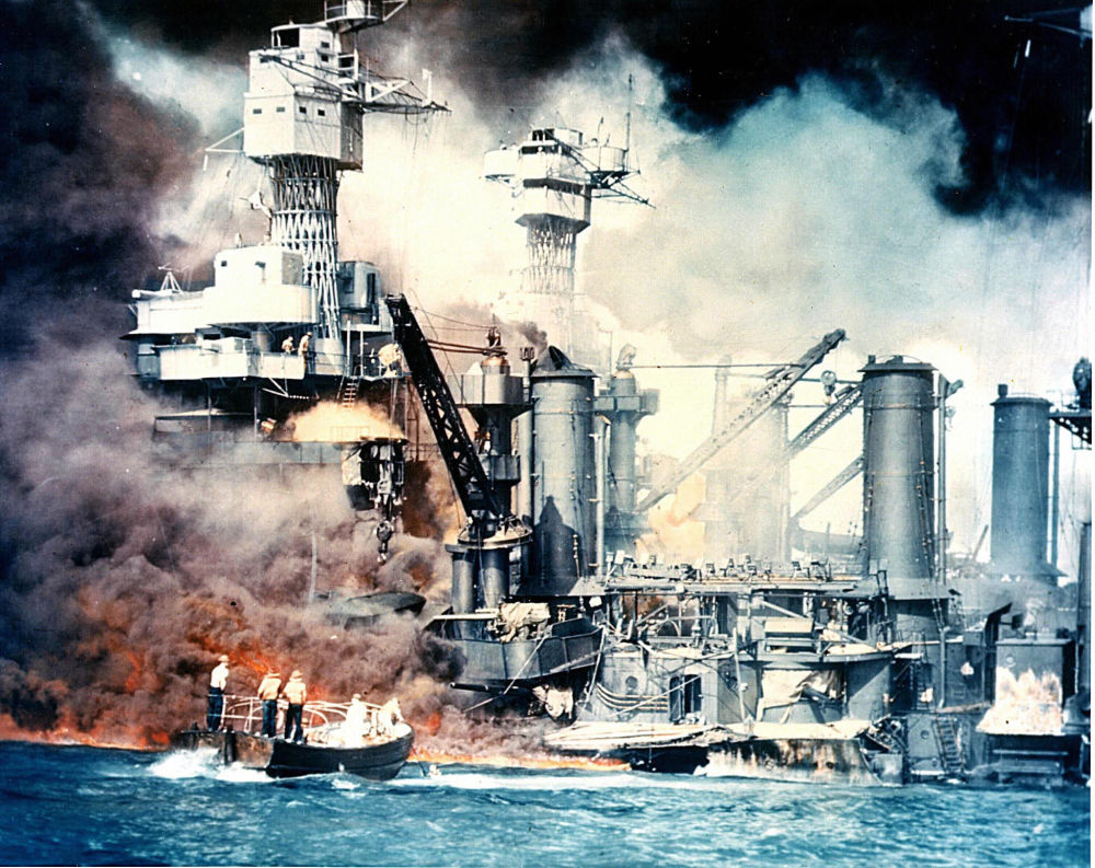 被日方击沉,爆炸起火的美国西弗吉尼亚号战列舰