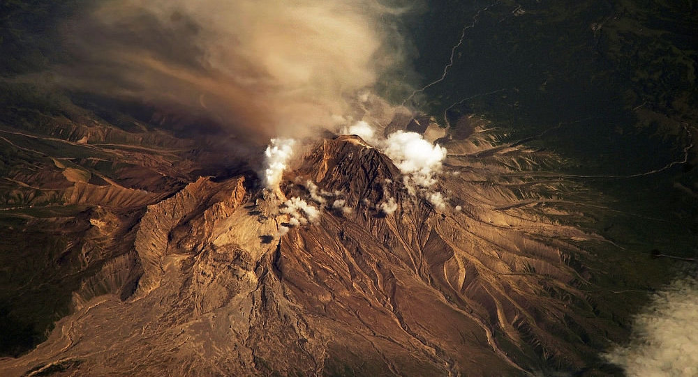 勘察加半島火山噴發出9000米高火山灰柱