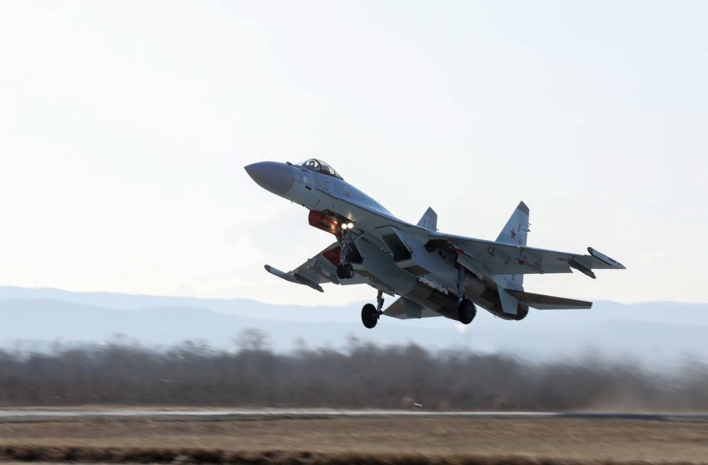 俄罗斯猎鹰飞行表演队在符拉迪沃斯托克示范表演苏35s战斗机