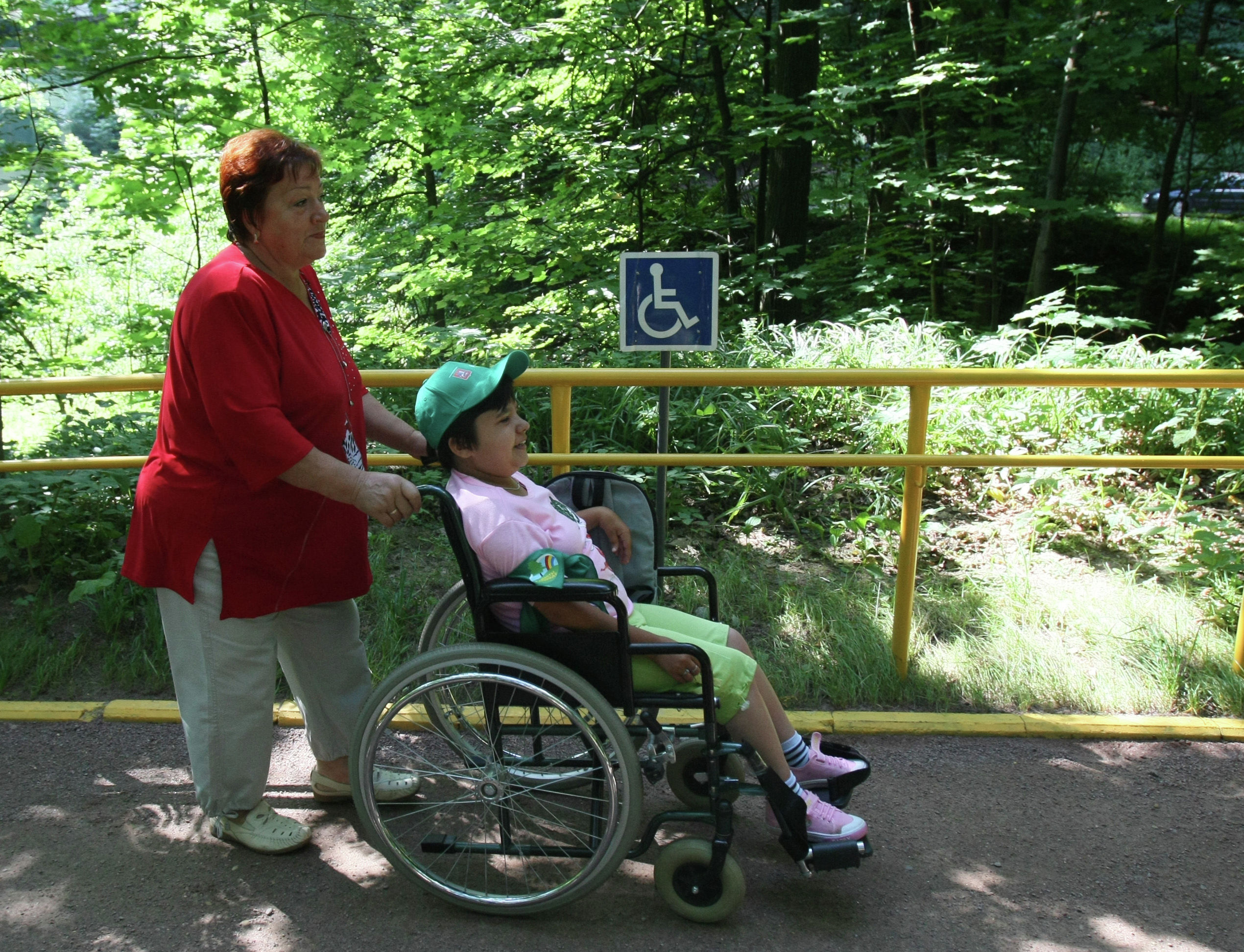 Группа мама детей инвалидов. Дети инвалиды. Туризм для лиц с ограниченными возможностями. Санаторий для людей с ограниченными возможностями. Парк для инвалидов.